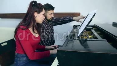 男教师，女学生在音乐学校弹钢琴
